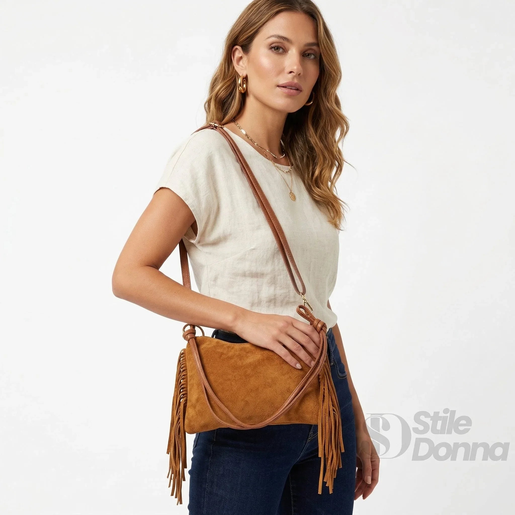 Borsa a tracolla Camilla Boho in pelle scamosciata con frange e dettagli dorati, regolabile ed elegante.