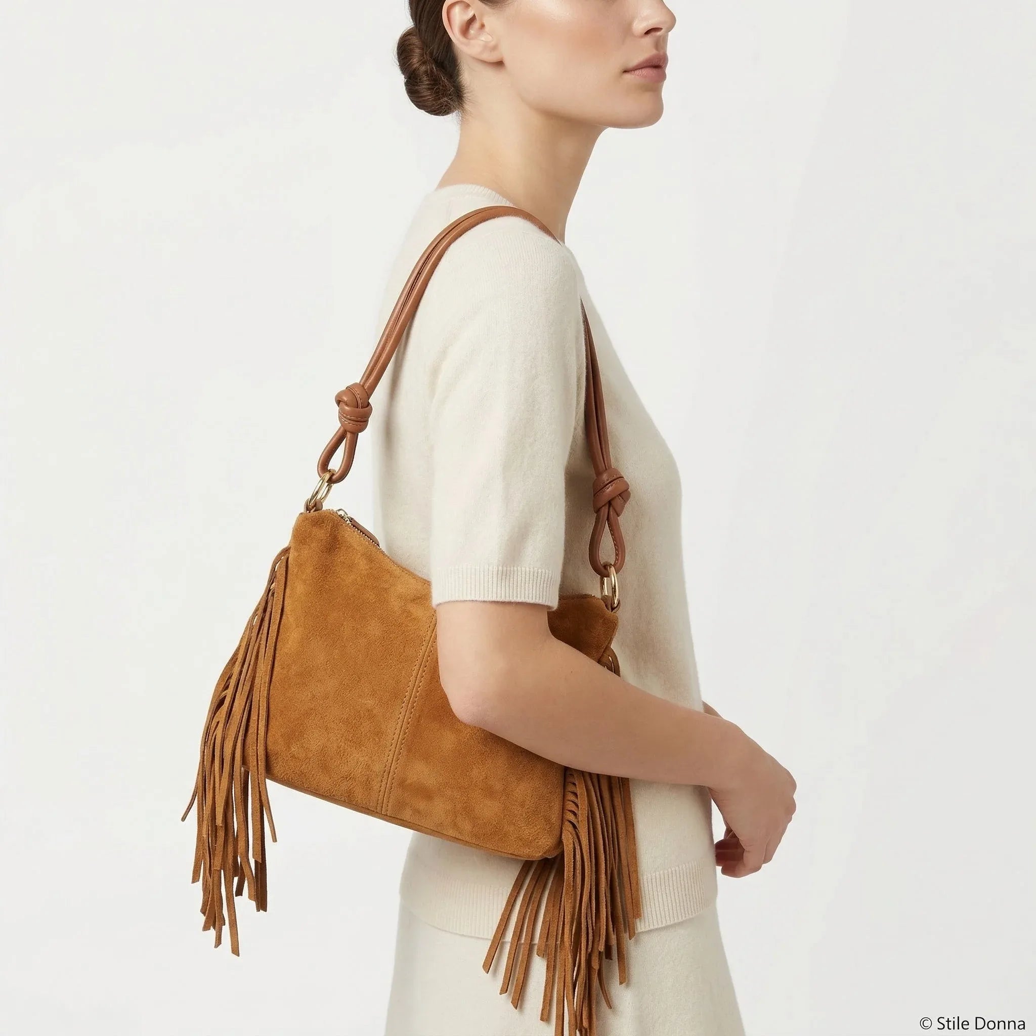 Borsa a tracolla Camilla Boho in pelle scamosciata con frange e dettagli dorati, regolabile ed elegante.