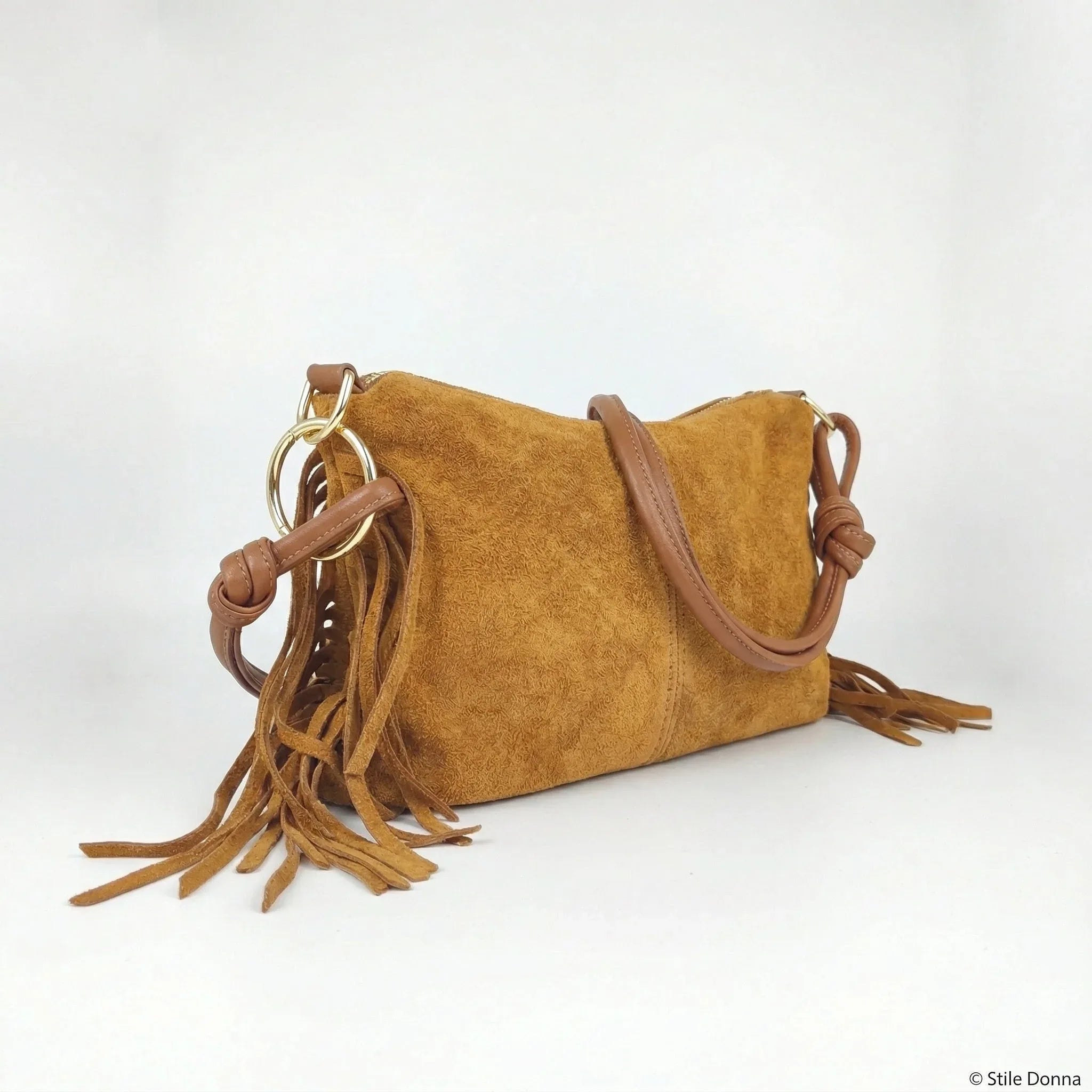 Borsa a tracolla Camilla Boho in pelle scamosciata con frange e dettagli dorati, regolabile ed elegante.
