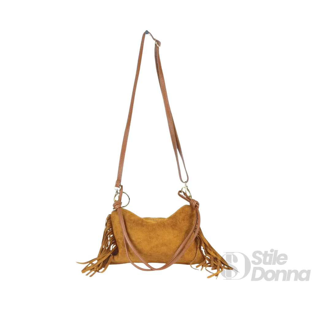 Borsa a tracolla Camilla Boho in pelle scamosciata con frange e dettagli dorati, regolabile ed elegante.