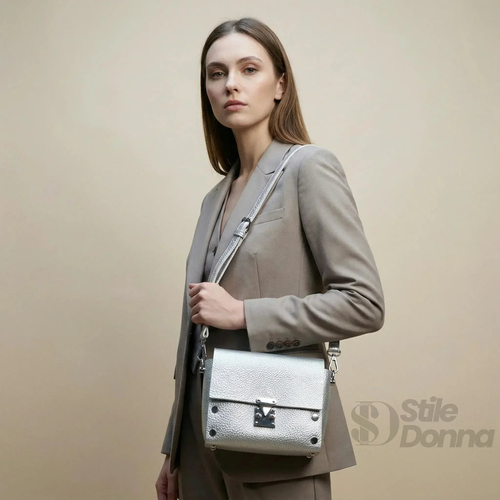 Pochette a Tracolla in Ecopelle Argento con Finiture