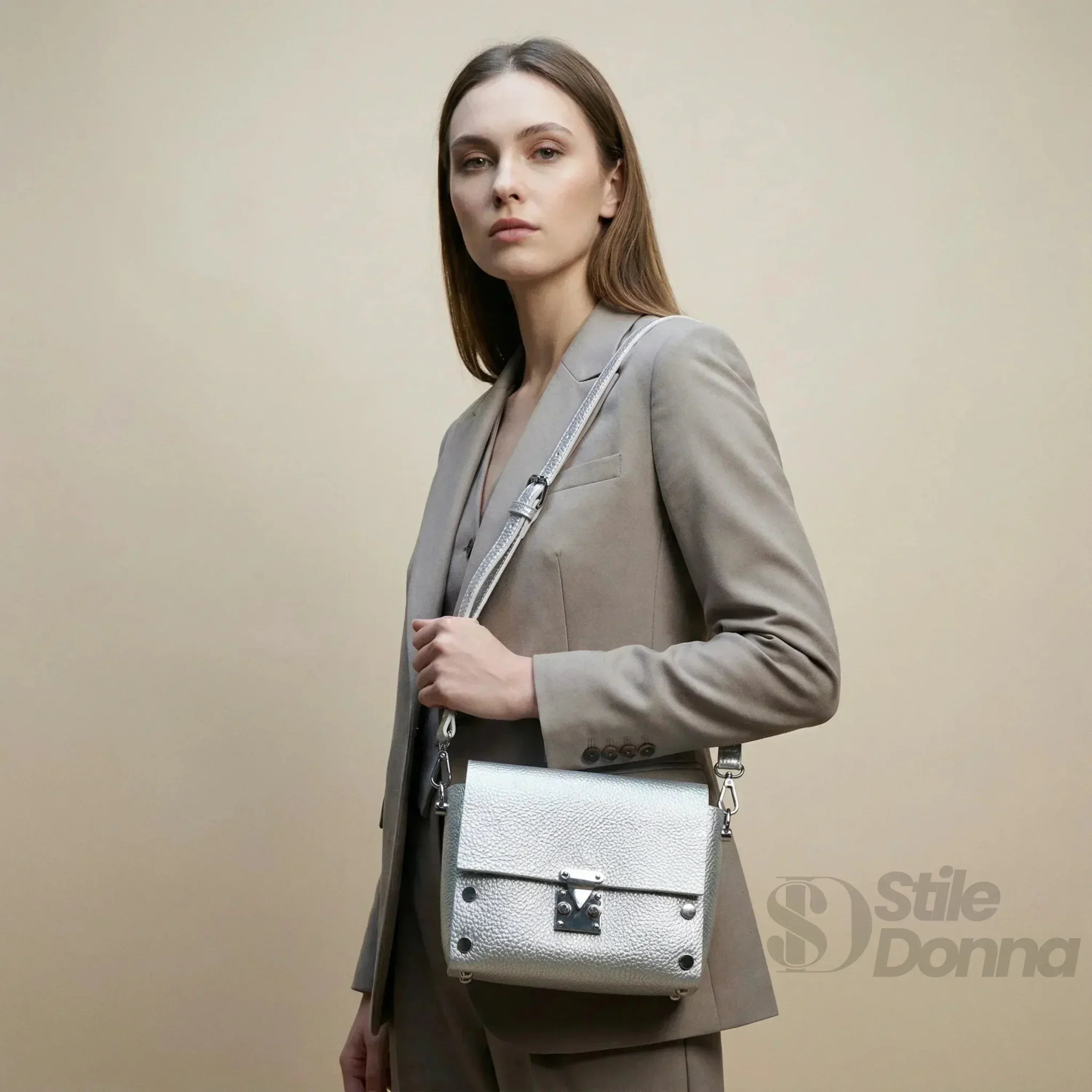 Pochette a Tracolla in Ecopelle Argento con Finiture