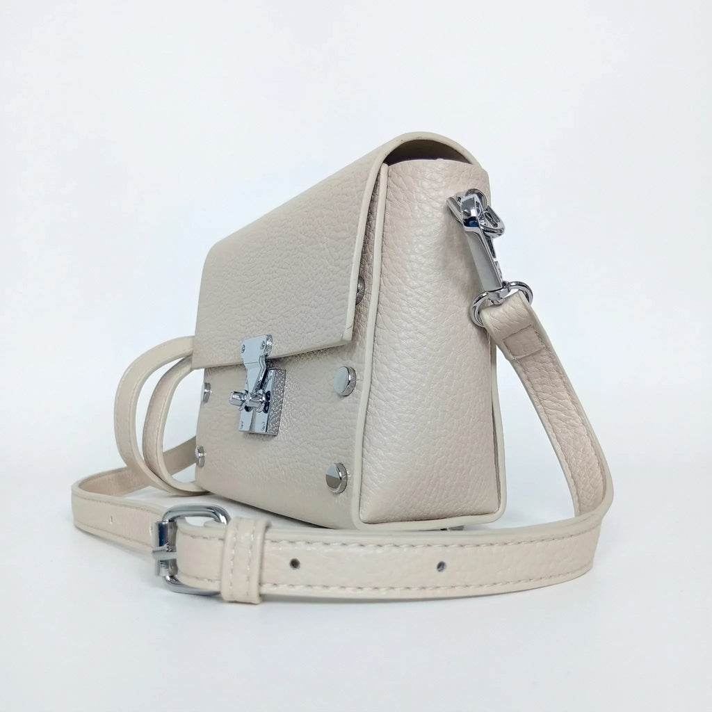 Pochette a Tracolla in Ecopelle Argento con Finiture