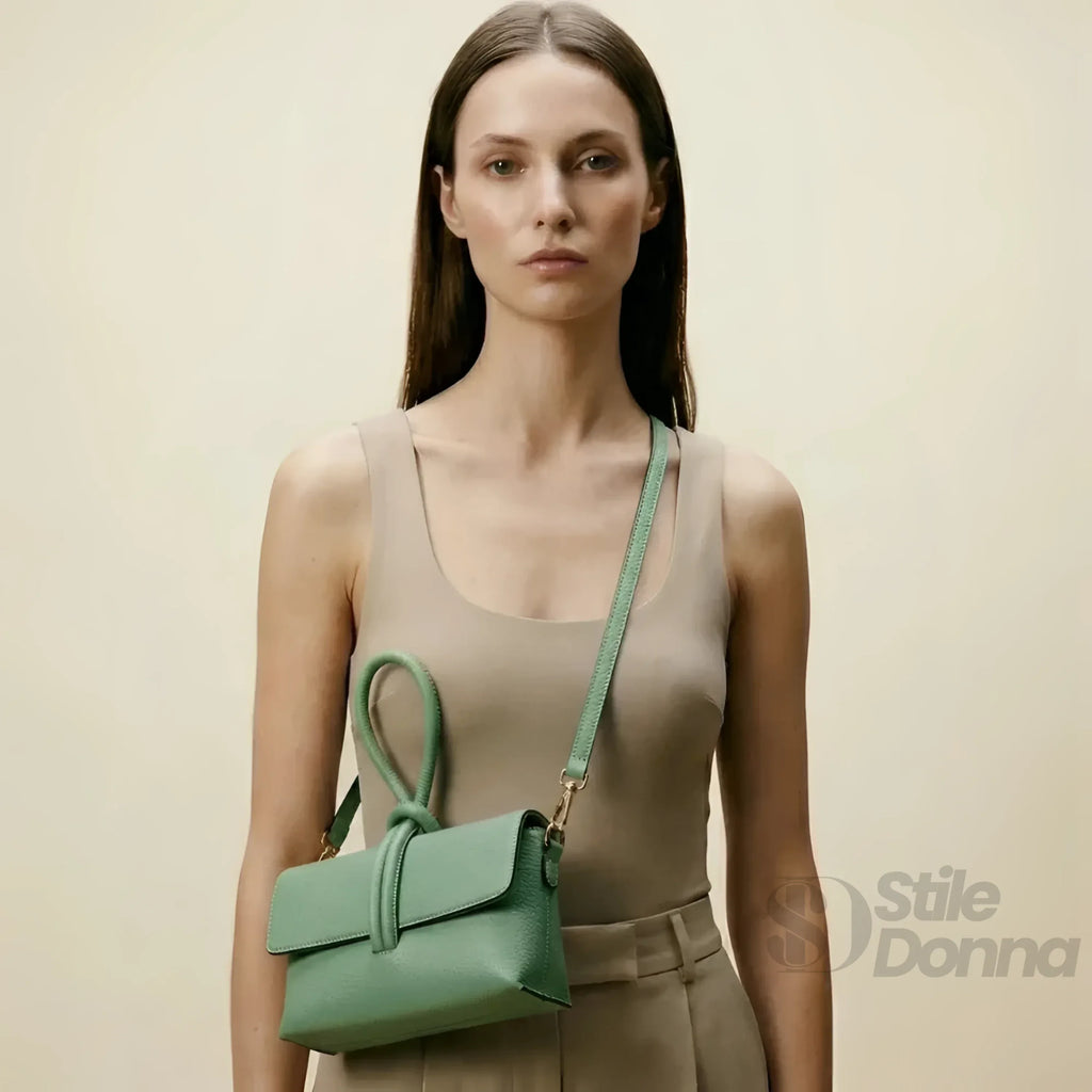 Pochette Ecopelle Verde Menta Da Donna Con Chiusura Zip E Finitura Lucida Per Serate E Uso Quotidiano