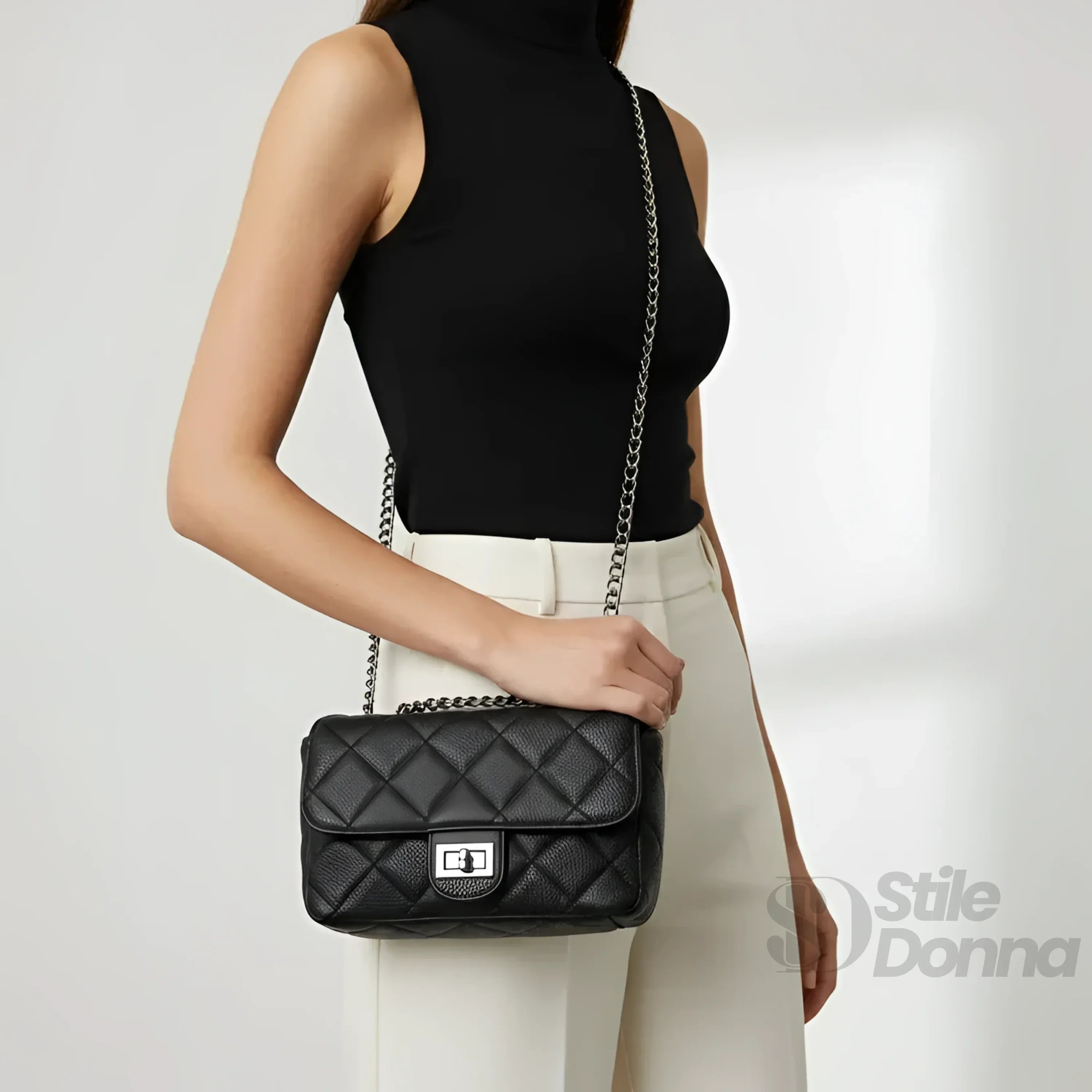 Pouch Clutch Ecopelle Con Catena Argento, Borsa Piccola Per Stile Sobrio Ed Elegante