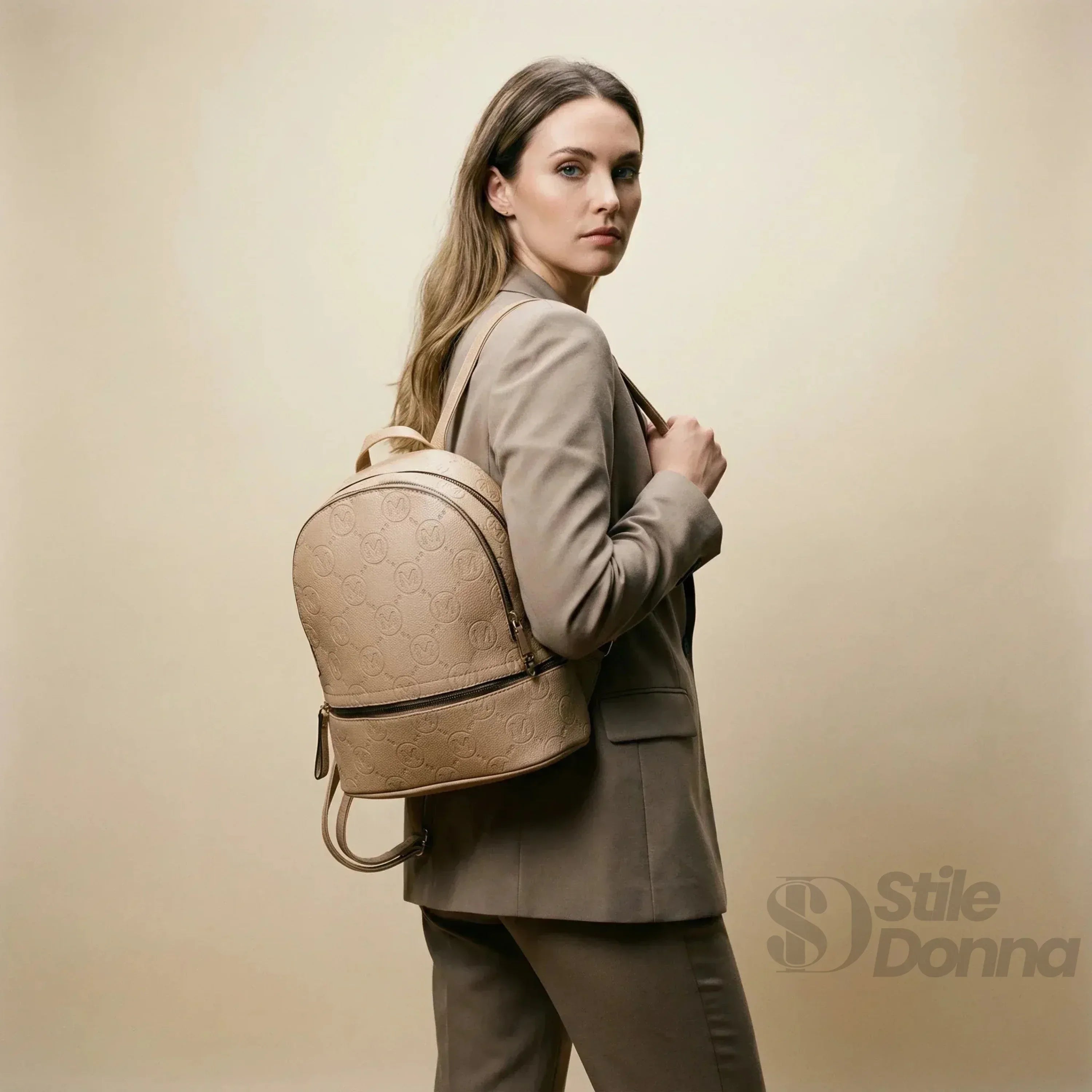 Zaino Donna in Pelle PU Beige Nero con Monogramma